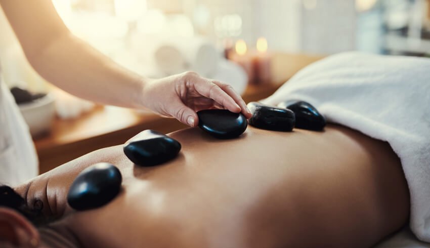 Pierres chaudes utilisées pour un massage relaxant
